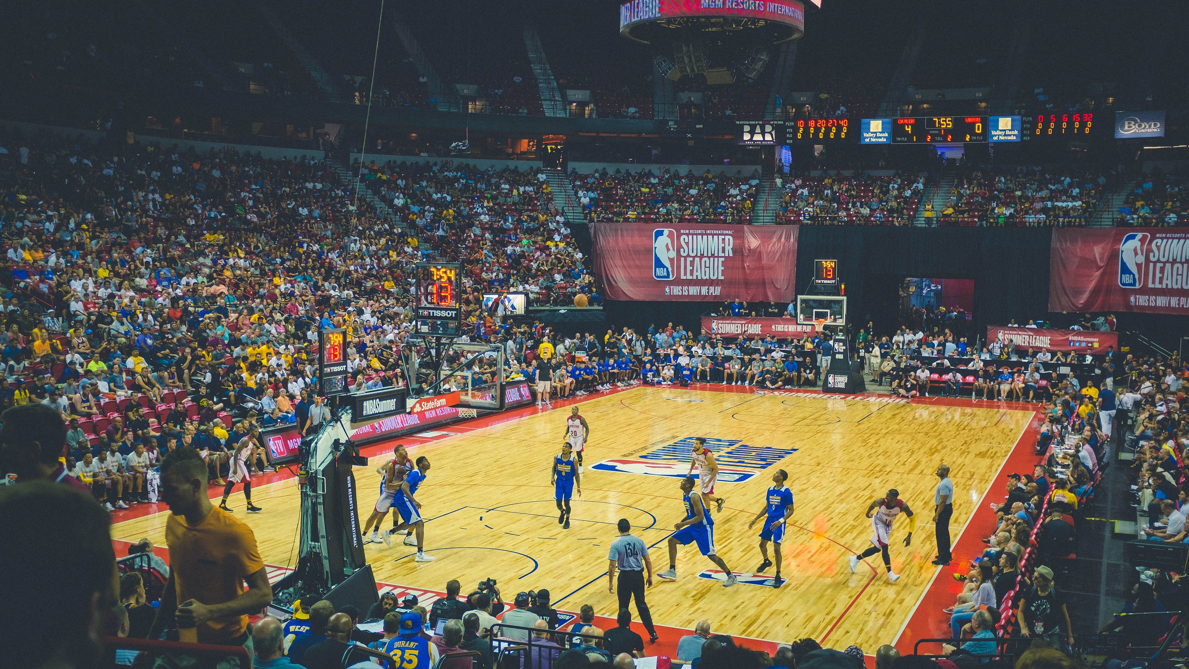 独行侠冰封雄鹿,拉文在F1赛道超车夺冠,跨界统治力的新启示